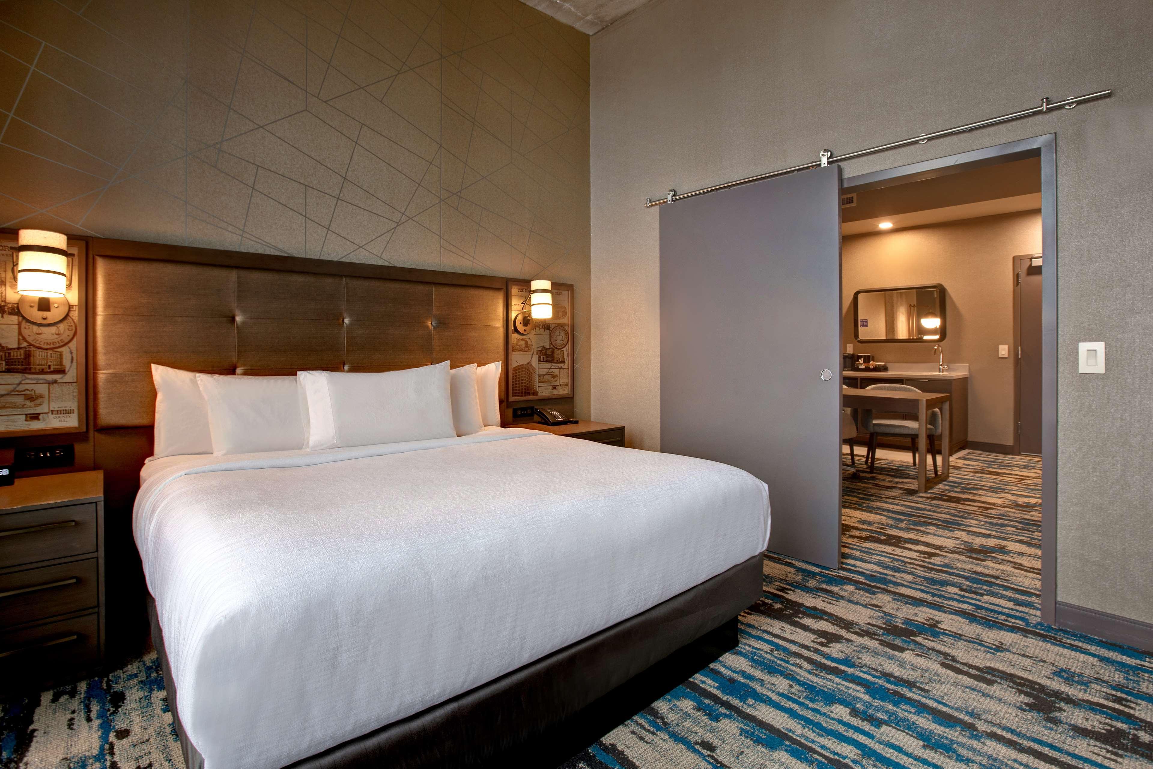 เอ็มบาสซี สวีท บาย ฮิลตัน ร็อกฟอร์ด ริเวอร์ฟรอนต์ Hotel ร็อคฟอร์ด ภายนอก รูปภาพ