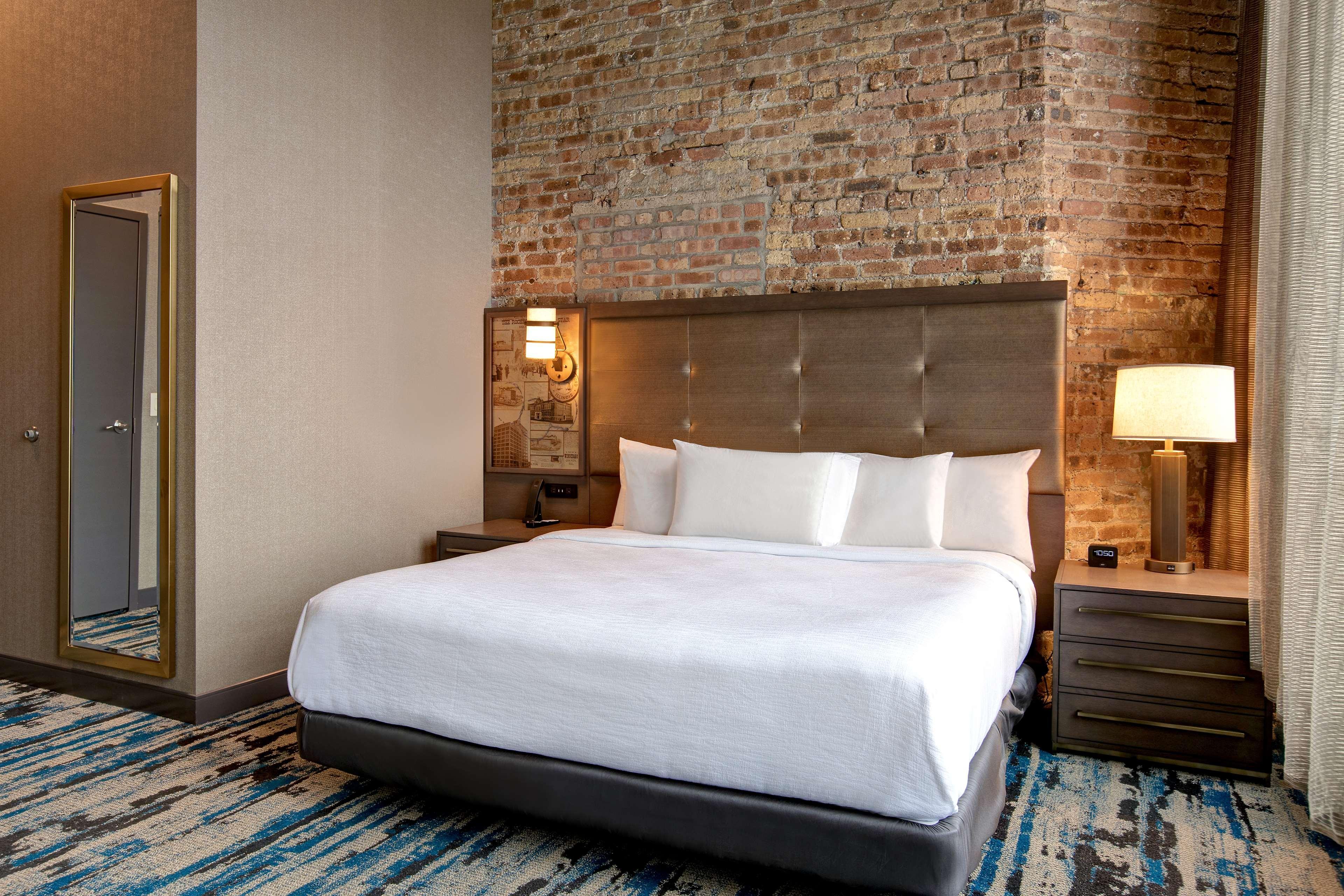 เอ็มบาสซี สวีท บาย ฮิลตัน ร็อกฟอร์ด ริเวอร์ฟรอนต์ Hotel ร็อคฟอร์ด ภายนอก รูปภาพ